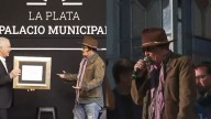 Depp saludó a sus fans en la Plaza Moreno, tras ser reconocido como visitante ilustre en La Plata