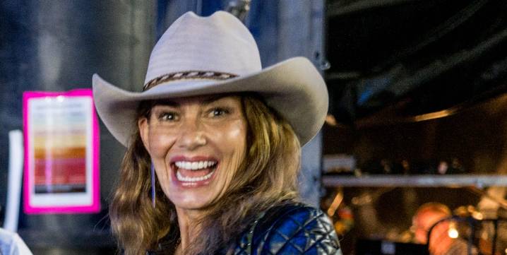 Faith Hill Makes Fresh-Faced Appearance in Support of Daughter