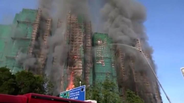 Detenidos dos directivos de la constructora de los edificios que ardieron en Honk Kong
