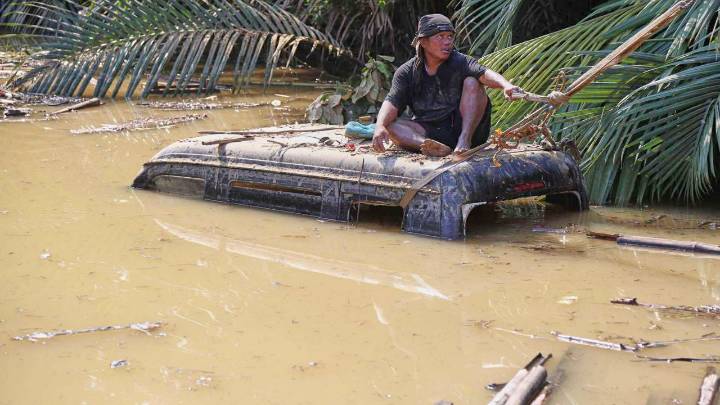 Deadly Typhoon Kalmaegi moves toward Vietnam after battering the Philippines and killing 114