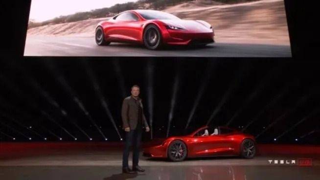 Elon Musk anuncia el Tesla Roadster, el primer auto volador eléctrico de la marca en EE.UU