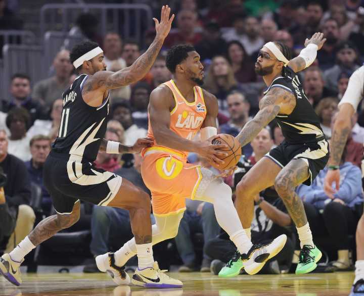 Donovan Mitchell stars as Giannis Antetokounmpo exits with injury in Cavs’ 118