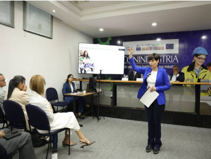 Mincyt y Conindustria celebran encuentro para potenciar capacidades científico