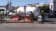 Pipa Cargada con 10 Mil Litros de Gas Cae en Socavón Cerca de Gasolinera en Hermosillo