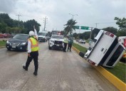 Protagoniza camioneta aparatosa volcadura en el bulevar Colosio de Cancún