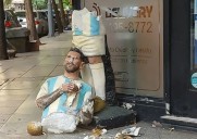 En un café popular. Vandalizaron por segunda vez una estatua de Lionel Messi en Mar Del Plata
