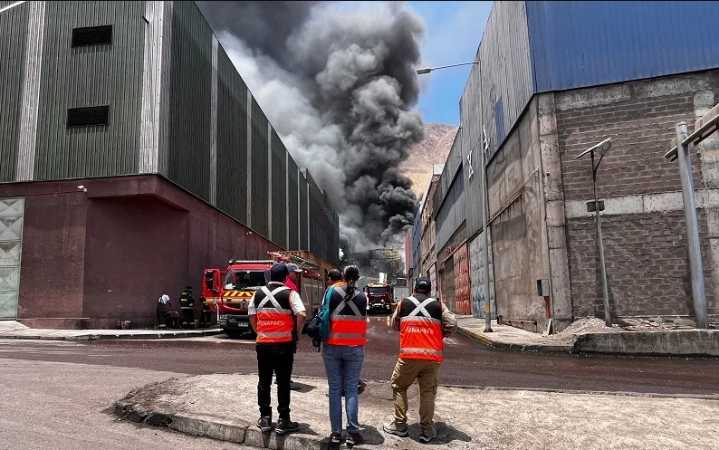"No hay peligro de propagación de llamas": Bomberos logra controlar incendio en la Zofri