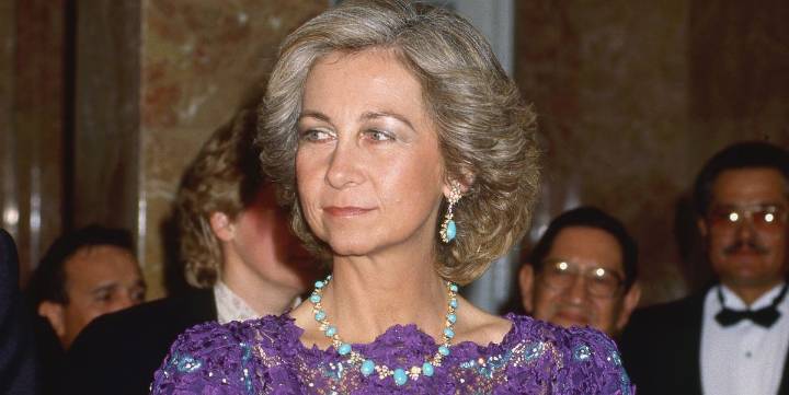 38 años de la visita de la reina Sofía a Tailandia: el vestido plateado con el que se consagró como la royal más elegante