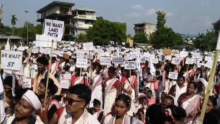 Thousands of Adivasis Stage Protest in Mushalpur Demanding ST Status and Wage Hike
