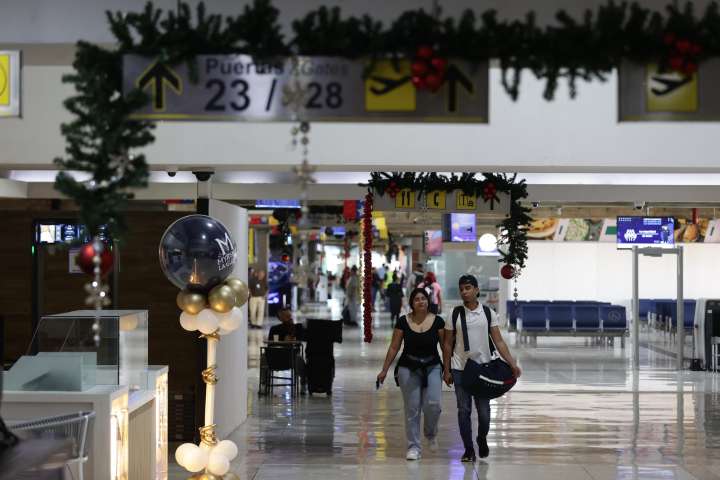 Principal aeropuerto de Venezuela sigue funcionando pese al anuncio de Trump