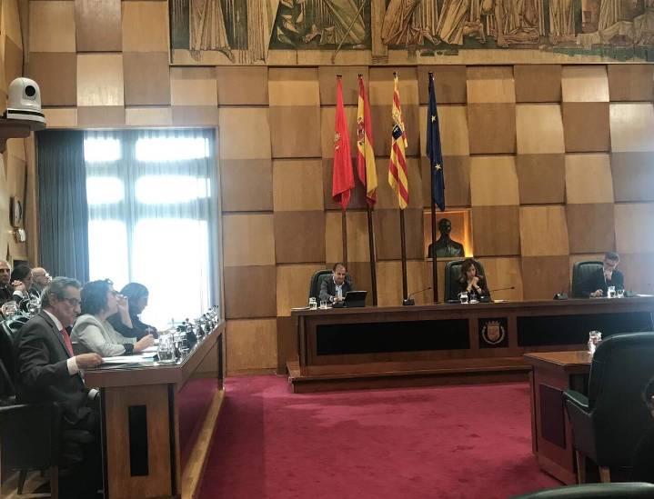 Un tenso pleno de Zaragoza reprueba a Ranera: "No todo vale para hacer política"