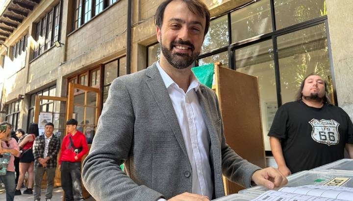 Jorge Sharp y críticas a su movimiento político por apoyar a Karol Cariola: "Hay que pedirle altura a todos los candidatos"