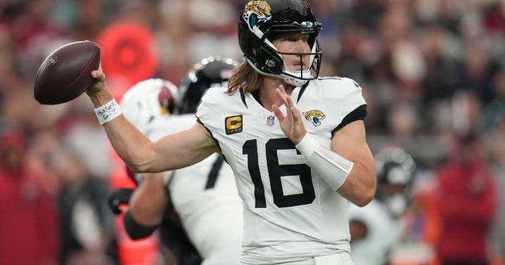 Lawrence throws 3 TD passes, Little kicks 52-yard FG in OT as Jaguars beat Cardinals 27