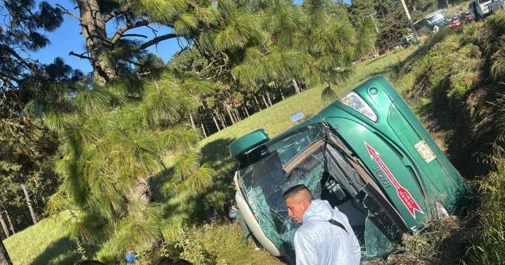 Autobús vuelca en la carretera Santiago Tianguistenco-Chalma, Edomex: seis personas resultan lesionadas