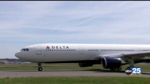 FAA gives $10K bonuses only to controllers and technicians with perfect attendance during shutdown