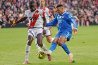 Batalla y el atrevimiento del Rayo frenan al líder