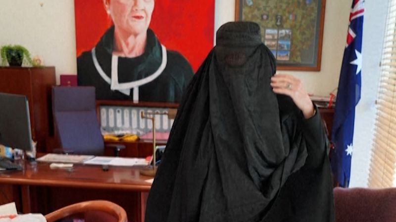 Senadora australiana provoca indignación al usar burka en acto político