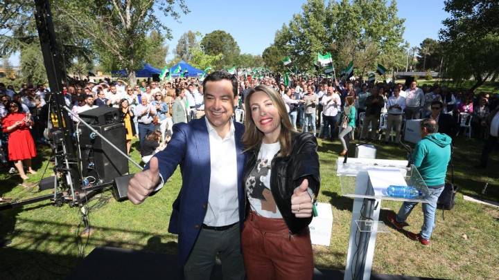 Juanma Moreno, el referente del cambio posible para María Guardiola en Extremadura