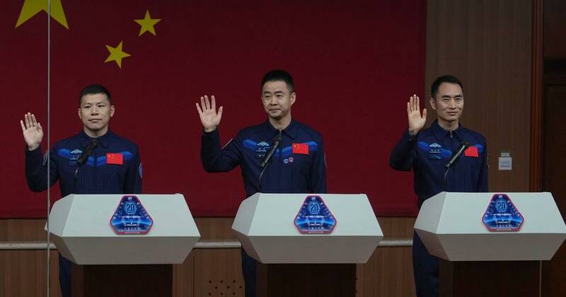 Stranded Chinese astronauts 'in good condition'
