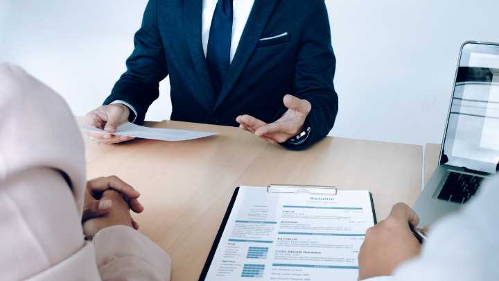 El país europeo que busca españoles y ofrece salarios de hasta 5.500 euros al mes