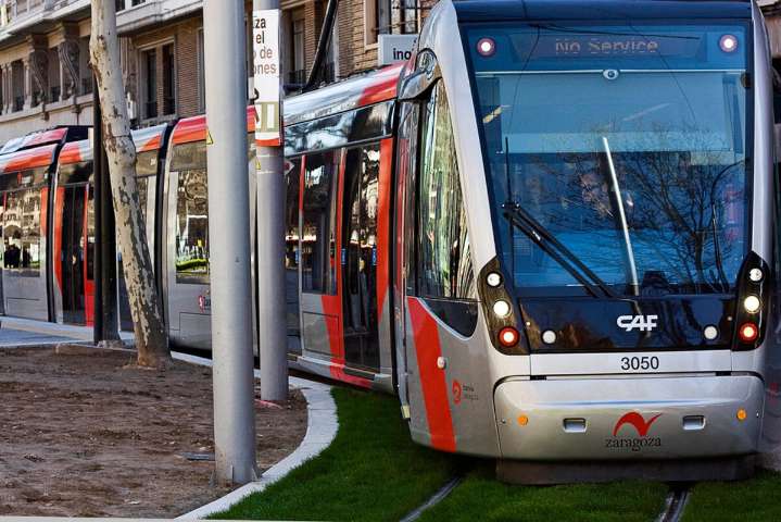 Un camión de la basura deja sin tranvía a Valdespartera tras romper la catenaria