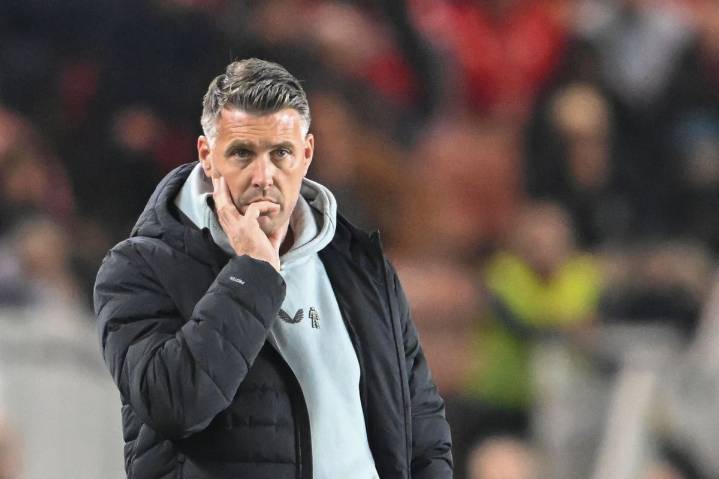 How do managers choose which jobs to take