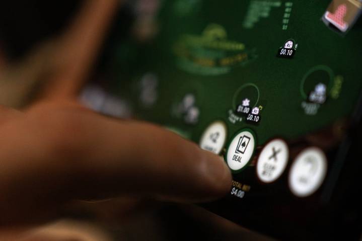Ontario’s online gamblers could legally bet against people outside Canada: court