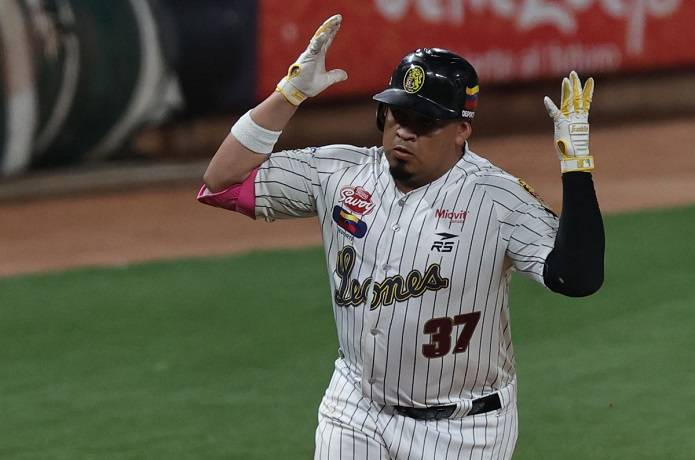 Aldrem Corredor Jugador del mes en la LVBP