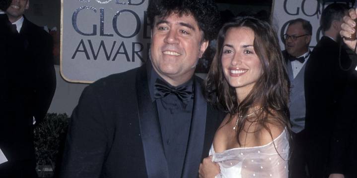 El vestido blanco con chal que Penélope Cruz llevó en el 2000 es la inspiración perfecta para novias en 2025