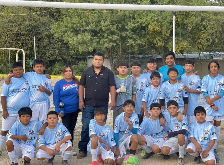 Joven de Nava impulsa educación y deporte con donación de uniformes