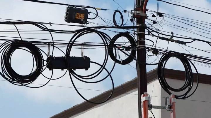 Retiran ‘Telarañas’ del centro; eliminan 10 km de cableado en desuso