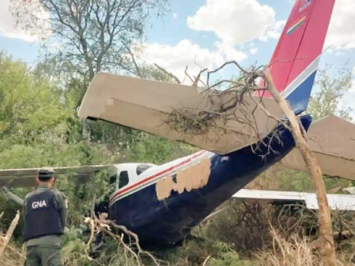 Se estrelló una avioneta narco con matrícula de Bolivia en un campo de Salta: llevaba 130 kilos de cocaína