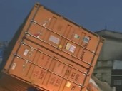 Caos de tránsito en la autopista 25 de Mayo por el derrame de aceite de un contenedor tras una mala maniobra del chofer