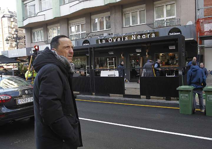 Comienza la instalación de las nuevas terrazas cubiertas en la avenida de Galicia