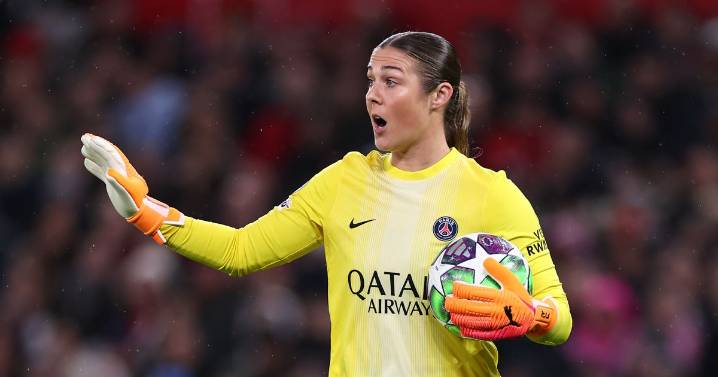 Manager shows true Manchester United colours with three