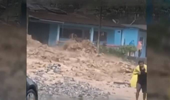 Huaico bloquea carretera Huánuco-Tingo María: hay decenas de vehículos desde hace varias horas