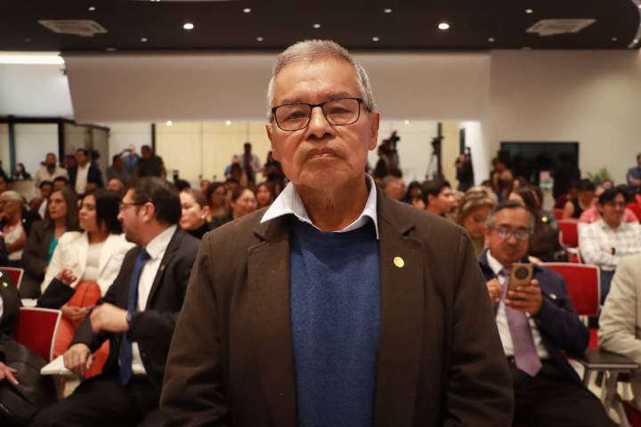 Distinguen al doctor Aurelio Ramírez por trayectoria académica y científica