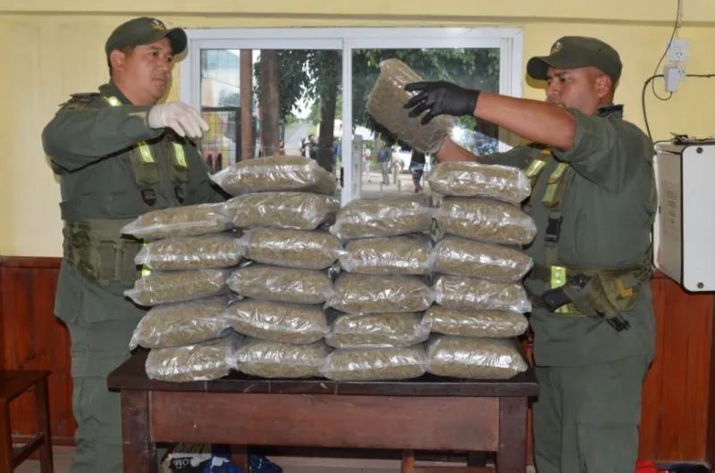 Dos pasajeros fueron detenidos por viajar con más de 28 kilos de cogollos ocultos en bolsos de mano