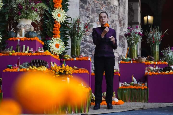 Ofrenda de Día de Muertos en honor a “nuestras ancestras”