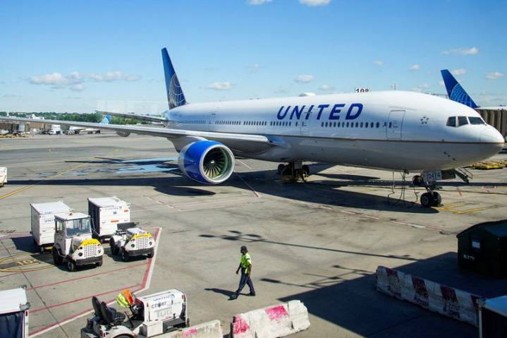 United, Delta begin cancelling flights under FAA directive