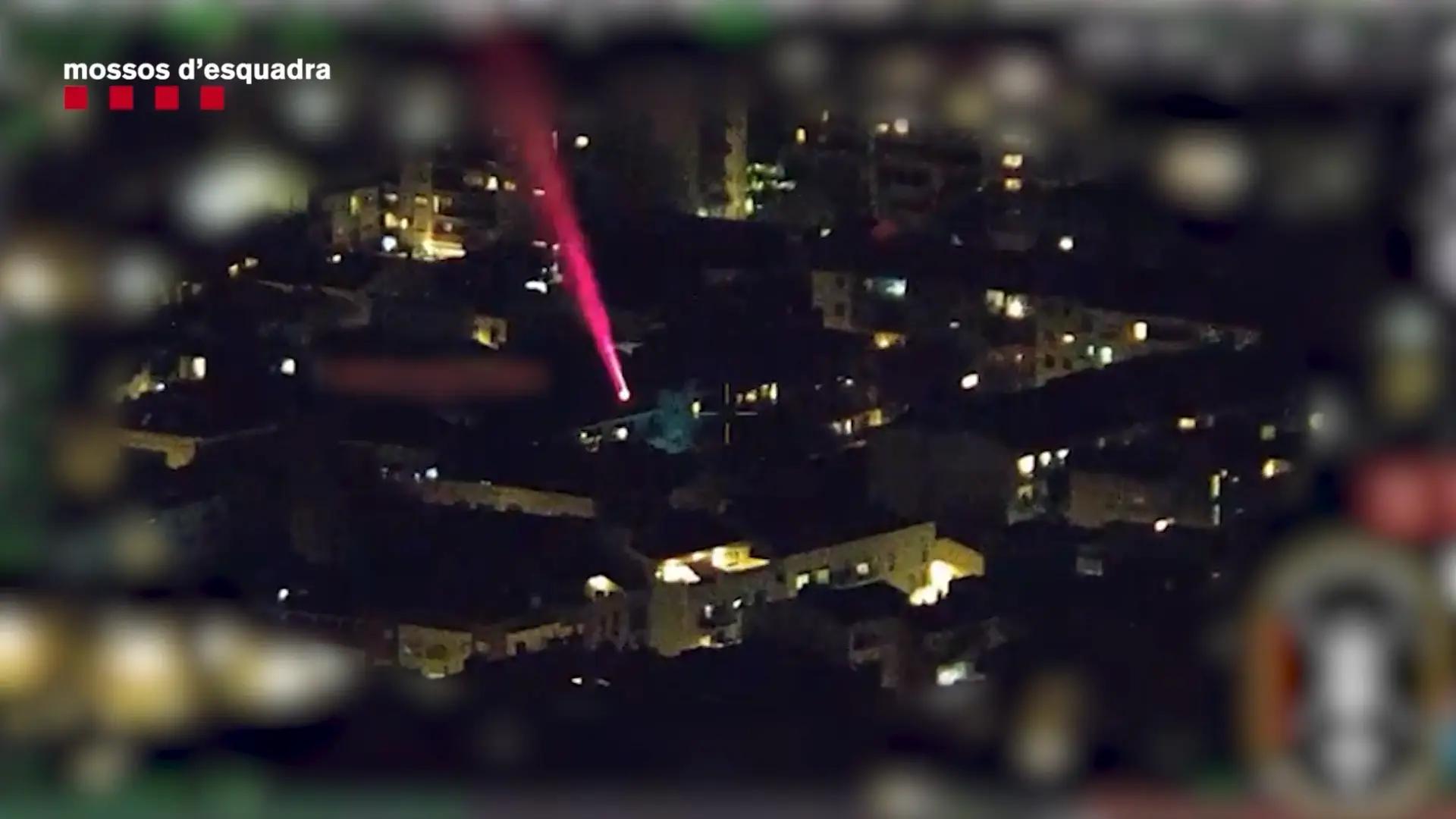 Los Mossos denuncian a un hombre por apuntar con un puntero láser a un helicóptero durante una búsqueda