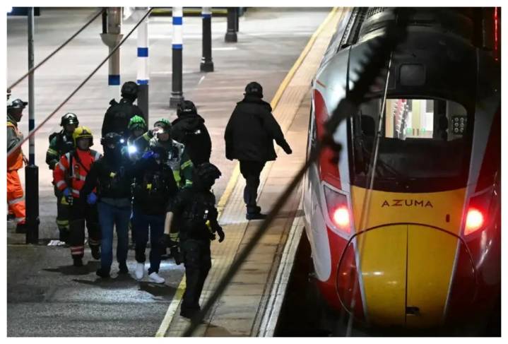 Ataque masivo con cuchillo en tren británico deja al menos 10 heridos