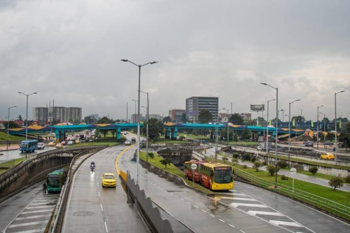 Manifestaciones bloquean vías y rutas de TransMilenio en Bogotá