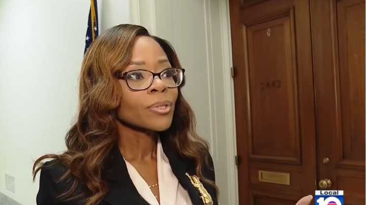 El intento de expulsar a una congresista de Florida se suma a una oleada de reprimendas