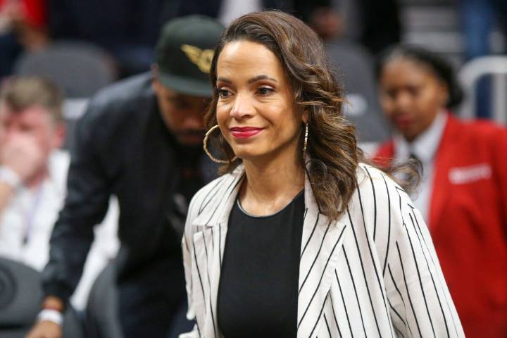 Who Is Elle Duncan? Inside the Life and Career of the ESPN Anchor Discover who ESPN anchor Elle Duncan is. Learn about her early life, career milestones, family, awards, and estimated net worth. Siddh