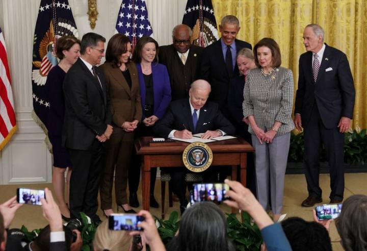 Exclusive-Americans waiting for Obamacare subsidies delay or drop health insurance