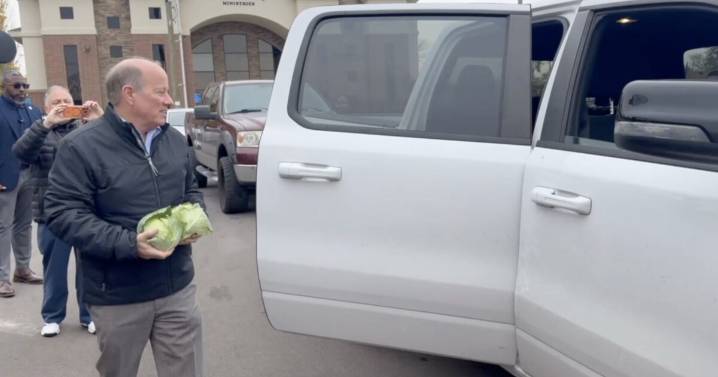 Detroit mobilizes food pantries, volunteers as SNAP benefits pause