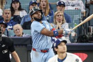Blue Jays empatan la Serie Mundial con jonrón de Vladimir Guerrero Jr.; Ohtani cae en su debut como pitcher