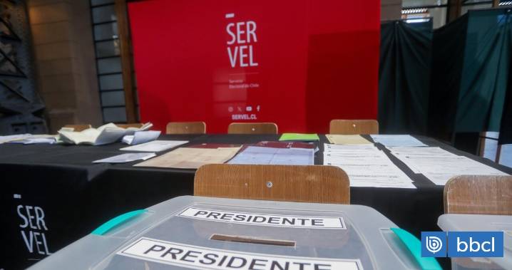 Mujer resulta herida tras sufrir una caída en el local de votación de la Estación Mapocho