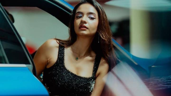 Anushka Sen makes singing debut with 'Chameleon'